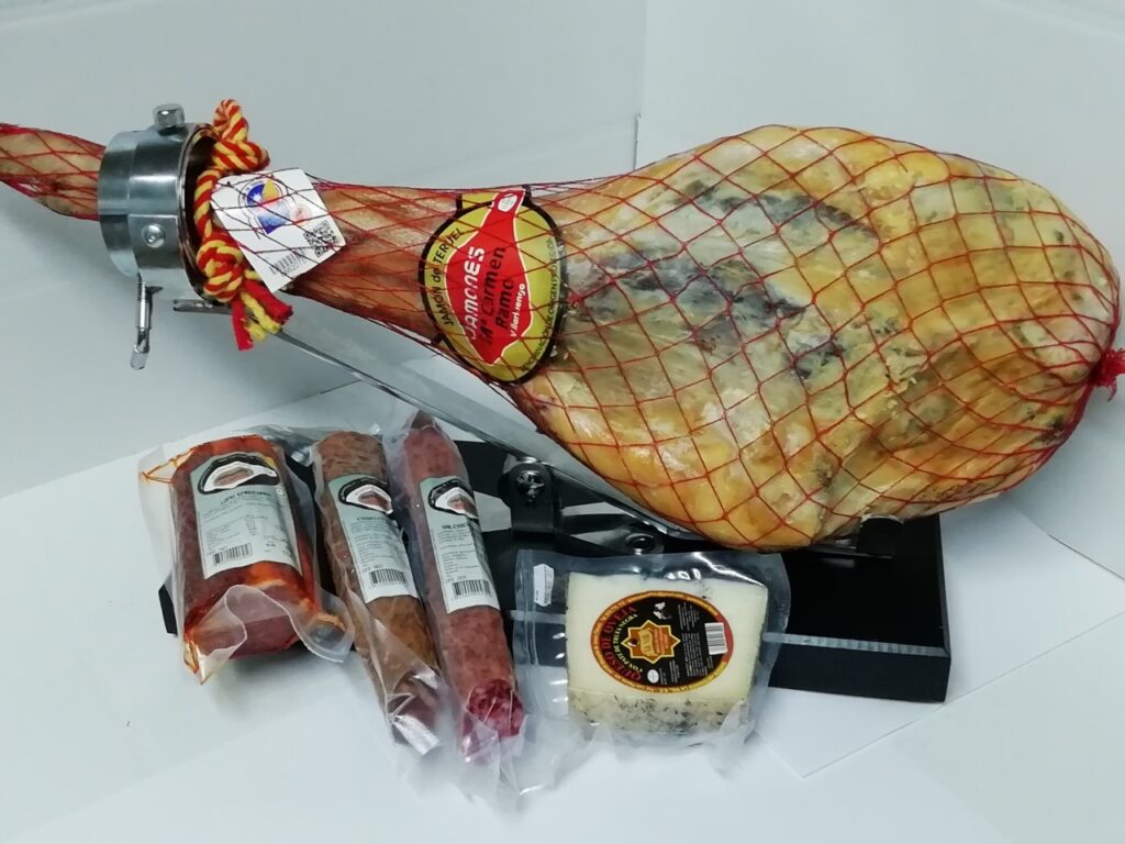 Jamón D.O Teruel, Lomo embuchado, Chorizo, Salchichón y Queso con paté trufa negra. L1